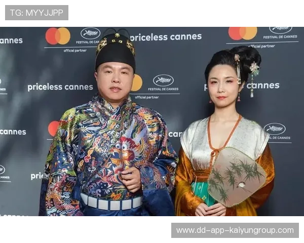 网球女神穿汉服亮相