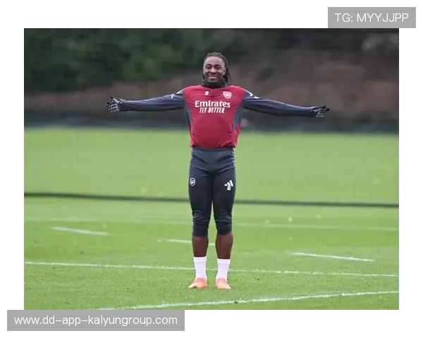 阿森纳球员在训练中练习冲刺后的体能恢复速度