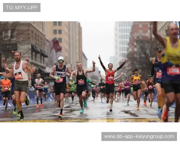 世界田径：肯尼亚选手在马拉松中开启新的辉煌！，肯尼亚马拉松三巨头合照