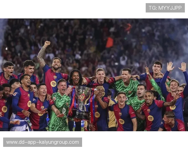 巴萨水货逆袭成就，球员摘得金球奖辉煌时刻，巴萨包揽金球前三